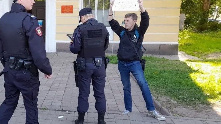 У здания военкомата в Адмиралтейском районе задержали активиста Виталия Иоффе