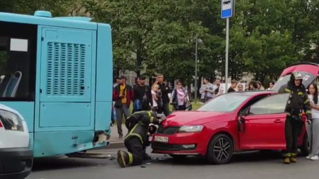 На Полюстровском проспекте произошло ДТП с участием автобуса — на место прибыли скорые