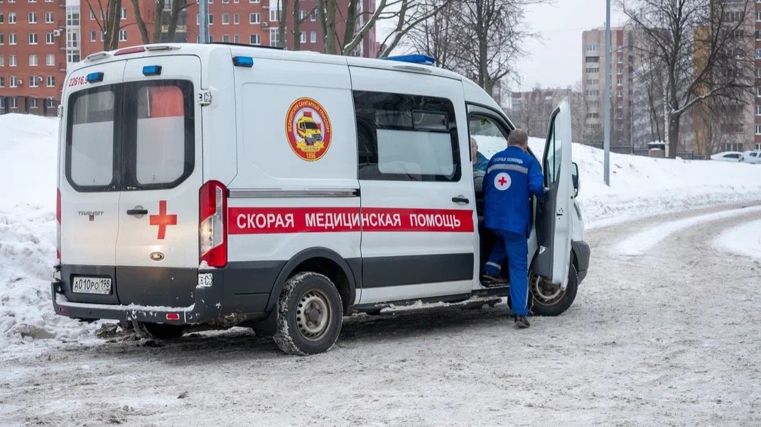 Пенсионерка в Петербурге упала в метро из-за двух пьяных мужчин