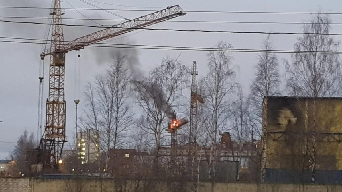 15 пожарных тушили кабину строительного крана в Выборгском районе