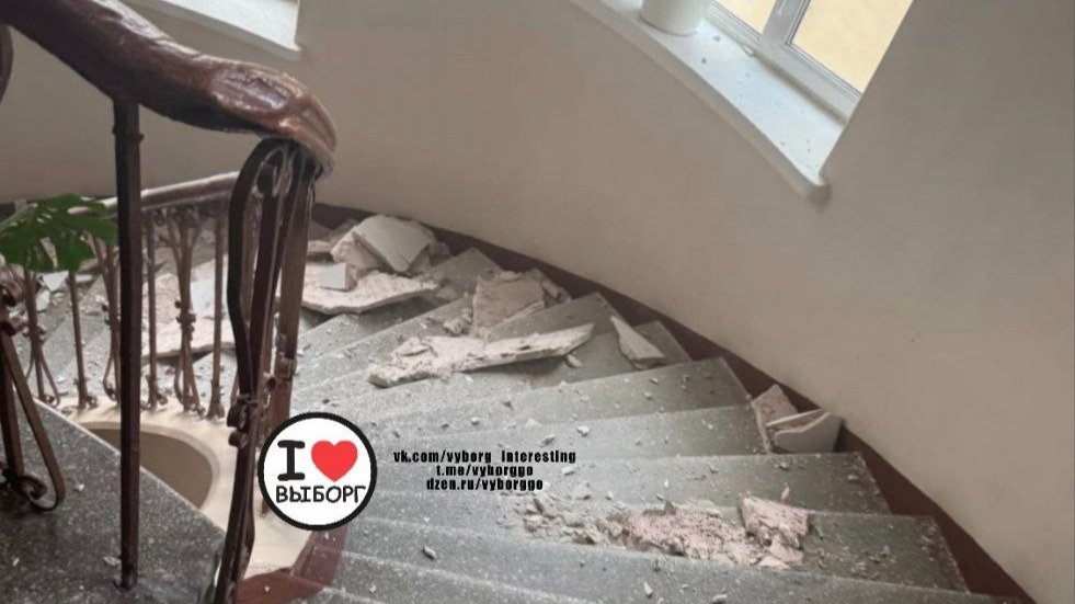 Потолок обвалился в здании филиала ЛГУ имени Пушкина в Выборге