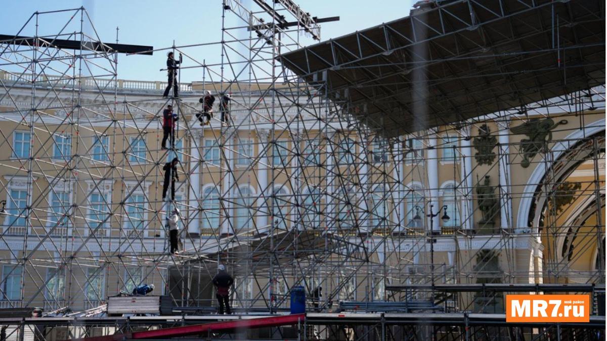 Полотна с портретами участников Великой Отечественной войны, монтаж сцены и заборы: Дворцовую площадь готовят к 9 мая