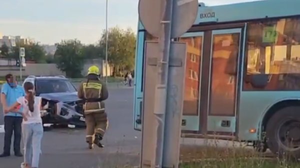 Авария с участием лазурного автобуса и легковушки произошла в Приморском районе