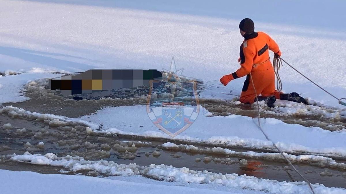 Пожилой мужчина ушел под воду на снегоходе у Новой Ладоги