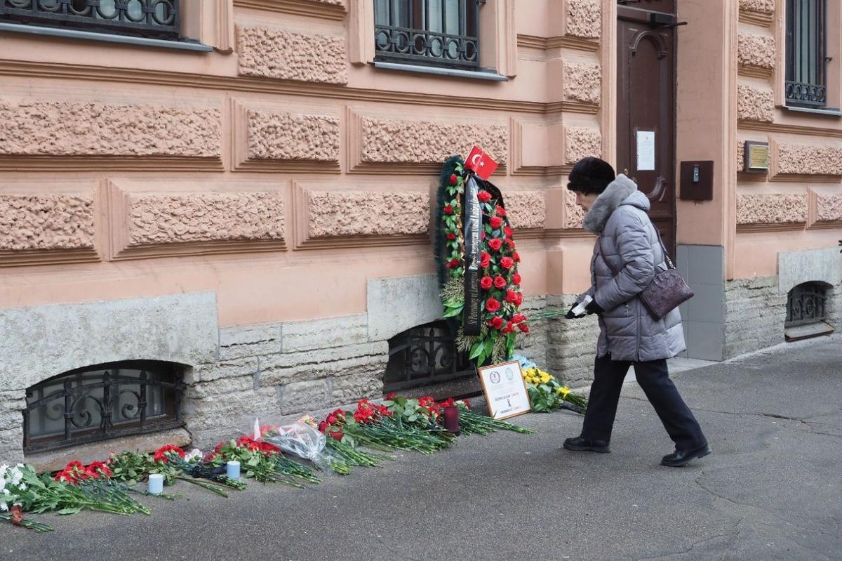 Петербуржцы несут цветы к консульству Турции после землетрясения. Фото: Олег Золото / MR7