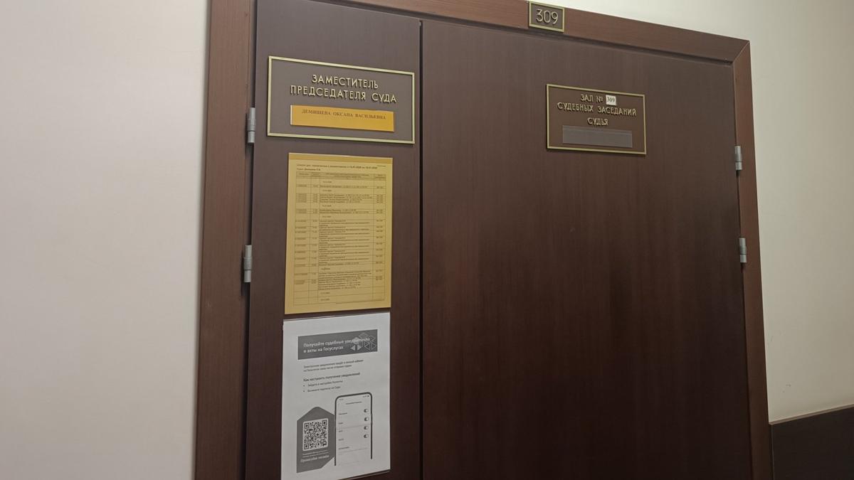 Деньги от «мёртвых душ» в петербургской школе тратили на цветы, мебель и подарки детям Мариуполя