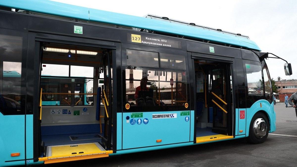 В Петербурге запустили второй электробус — между Коломягами и Арцеуловской аллеей