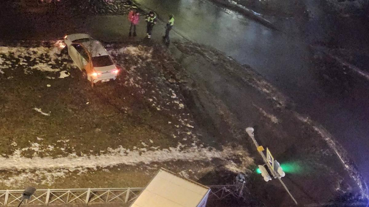 Петербурженку обязали заплатить 162 тысячи рублей за сбитый светофор