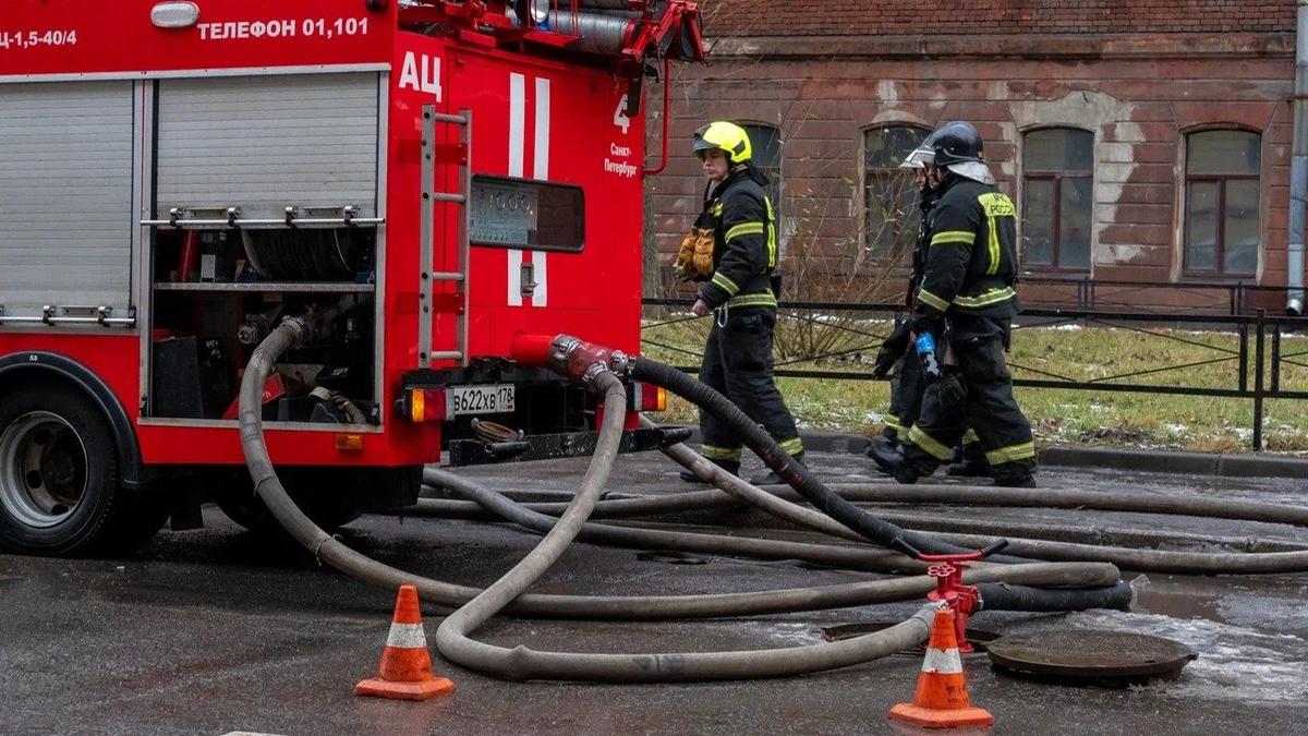 Десять человек эвакуировали из горящего дома на Малой Балканской улице —  Новости Санкт-Петербурга › МР7.ру