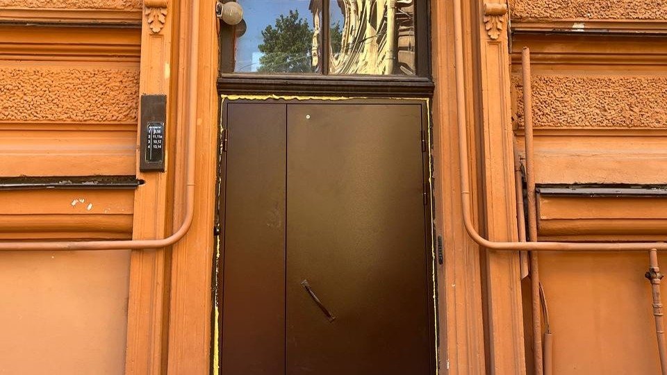 В бывшем флигеле дворца князя Алексея Александровича заменили входную дореволюционную дверь на новодел