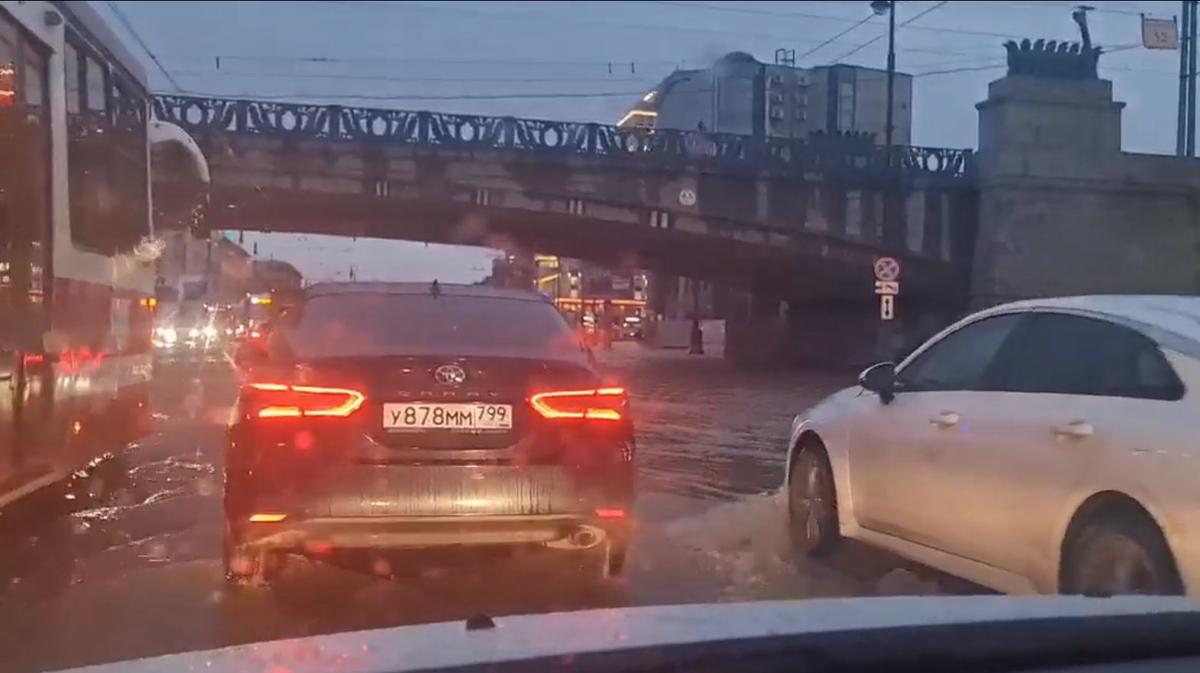 «Водоканал» полностью устранил прорыв трубы на Московском проспекте