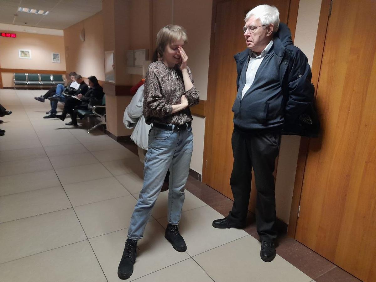 Девушка Севы Лидия Порохня и его отец Анатолий Королёв в коридоре суда. Фото: Анна Мотовилова / MR7