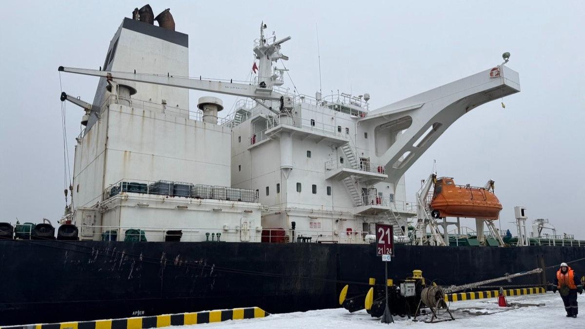 Водолазы начали исследовать застрявший в порту Усть-Луги танкер для откачки мазута с судна