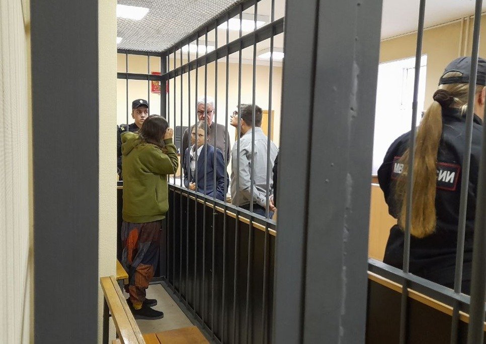 Защитники общаются с Сашей в перерыве. Фото: Анна Мотовилова / MR7