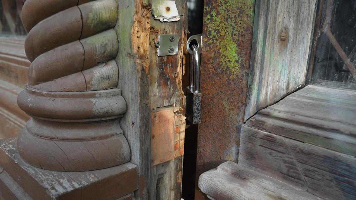 Не дожидаясь инвесторов и чиновников: в очередной раз вскрытое здание Сберкасс пришлось закрывать краеведу