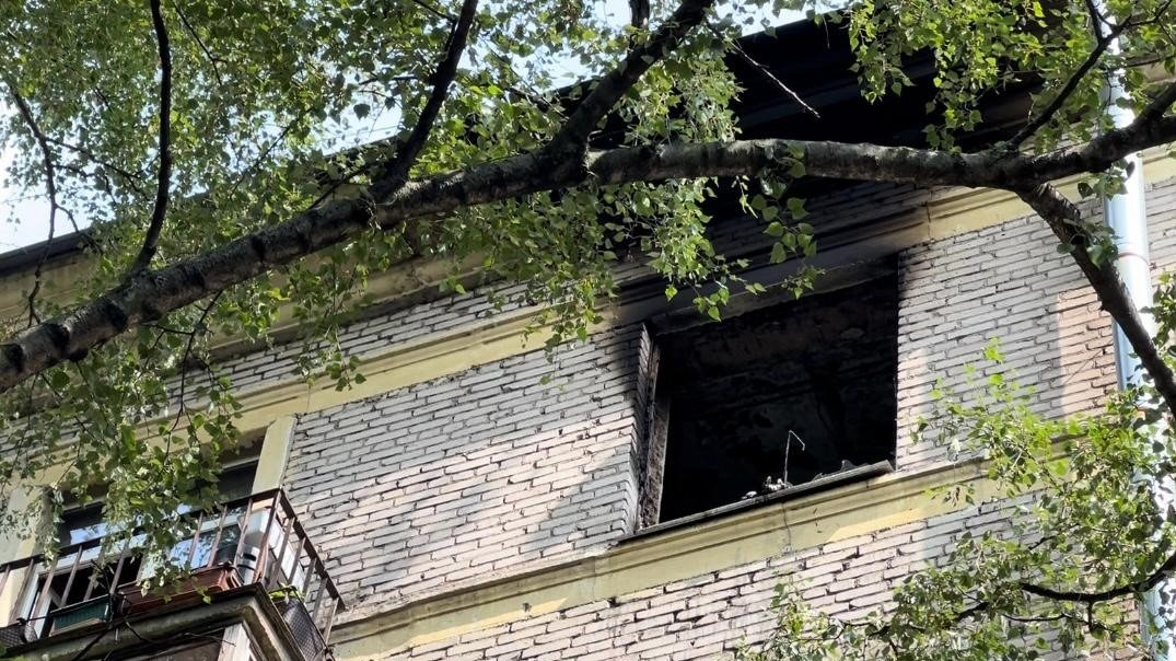 Из горящей квартиры на Новосибирской улице эвакуировали 15 человек с домашними питомцами