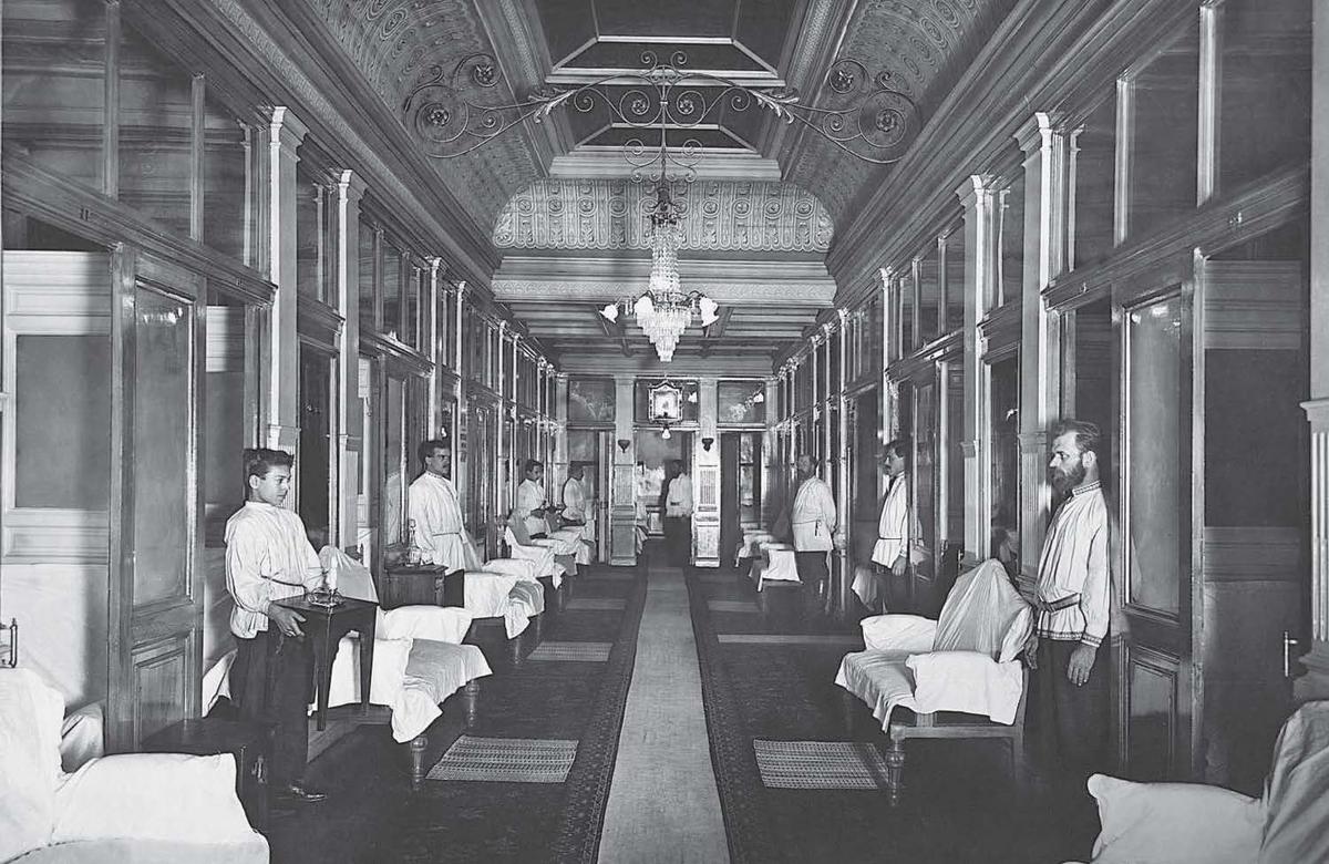 Общий вид раздевалки перед отдельными кабинками бани Егорова. Ателье Карла Буллы. До 1914 года. ЦГАКФФД СПб