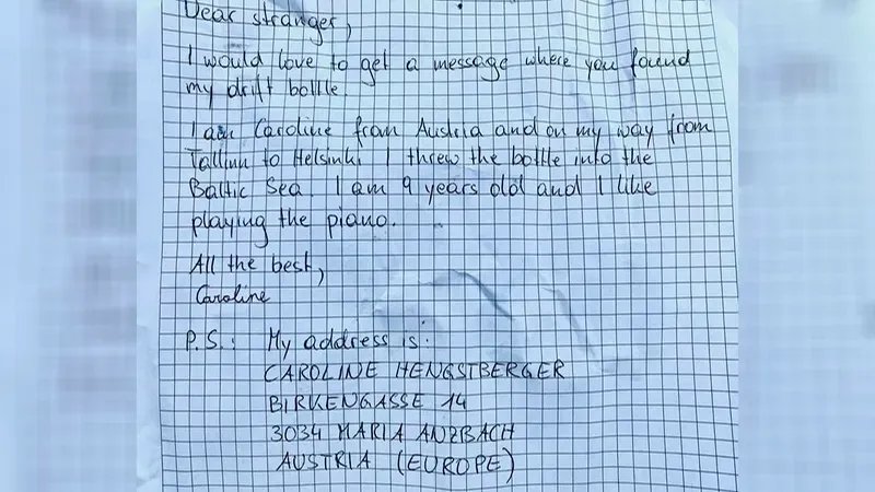 Петербуржцы нашли на берегу Финского залива бутылку с посланием от девочки из Австрии