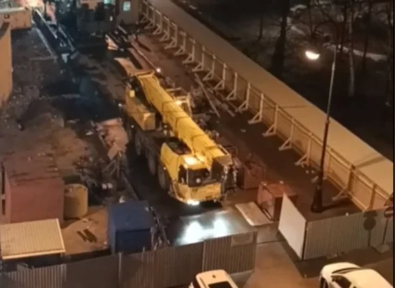 Стройка у Опочининского сада. Скриншот видео «Живем на Васильевском | Васильевский остров»