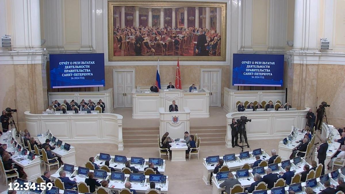 Скриншот трансляции отчёта губернатора в Заксобрании Петербурга