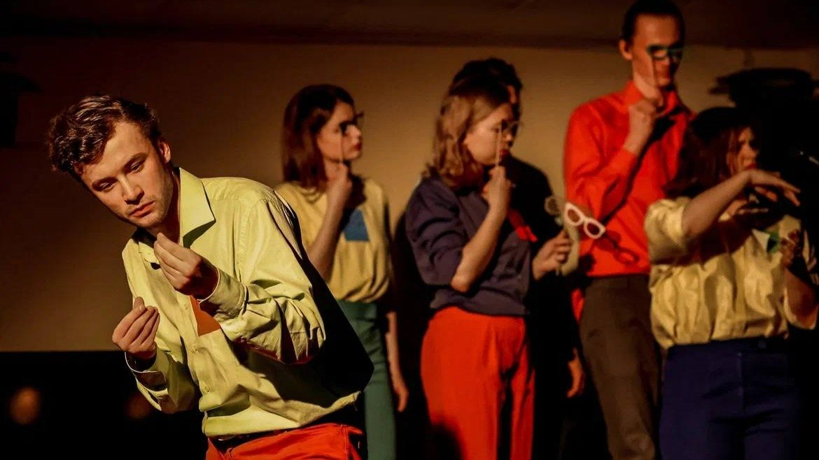 «Бывают разные слова»: как неслышащие люди пишут и декламируют стихи на жестовом языке