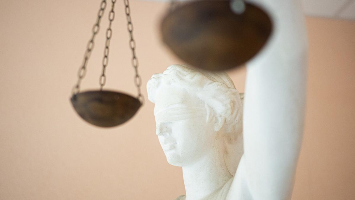 Суд в Петербурге взыскал с водителя 50 тысяч рублей за сбитый дорожный знак и стойку светофора