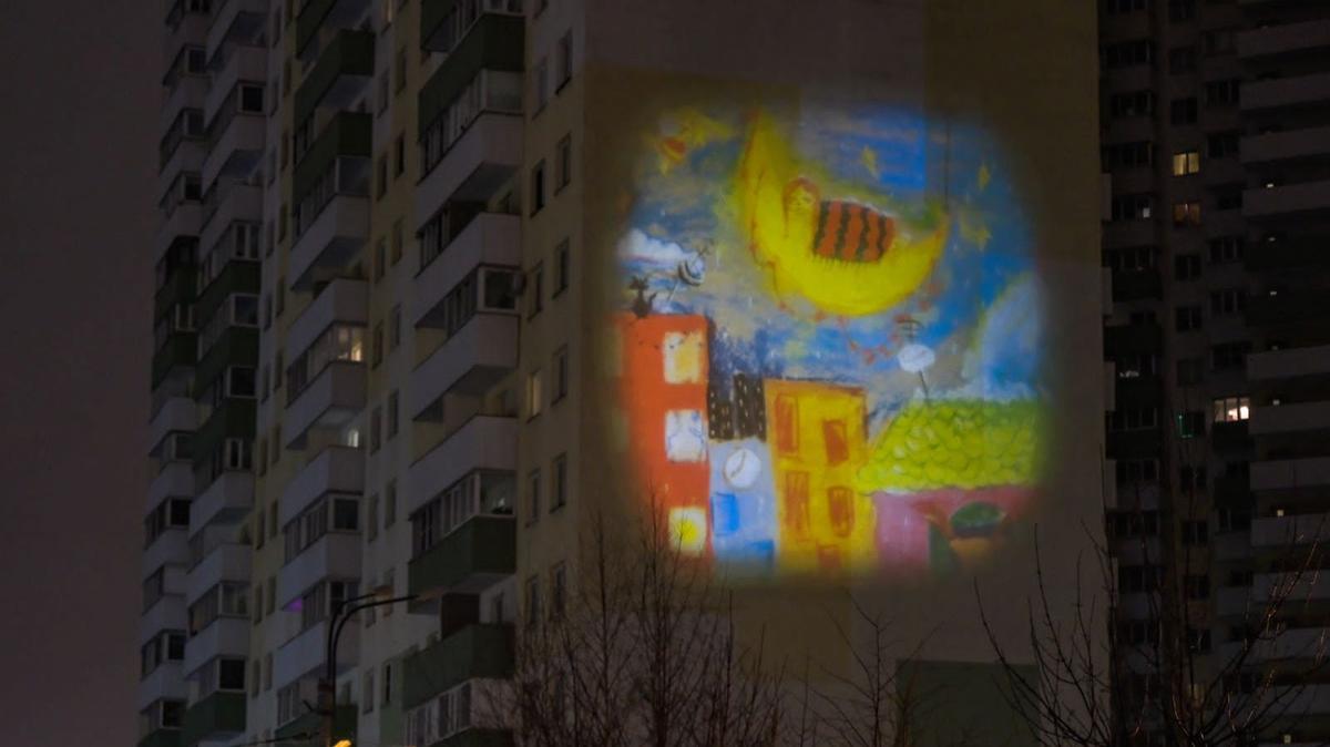 На фасады домов Петербурга вывели рисунки детей из Мариуполя