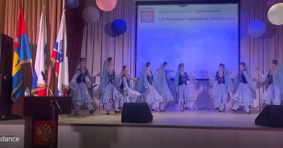 Скриншот с видео танца, с которого началось отчётное годовое собрание МО «Дубровское городское поселение» в марте 2025 года