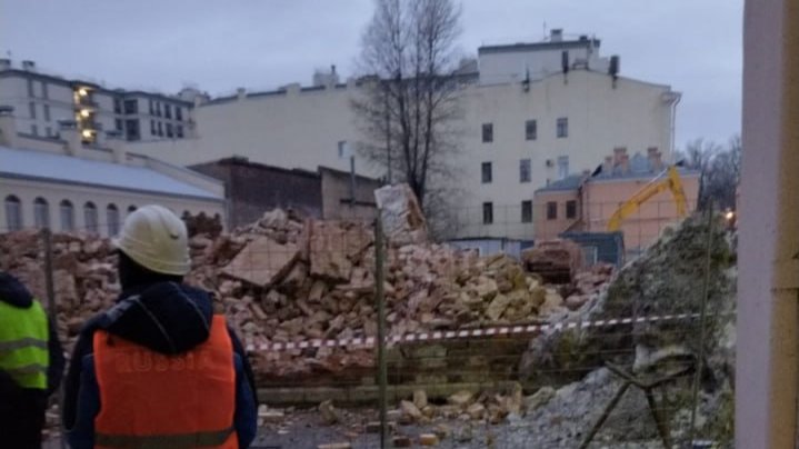 При сносе здания на проспекте Бакунина напали на активиста Ярослава Кострова