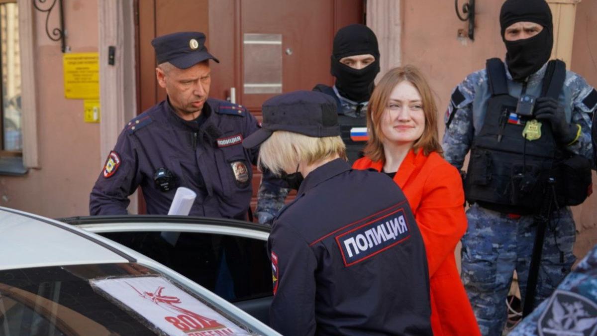 К двум годам и восьми месяцам колонии приговорил суд 19-летнюю Дарью Козыреву за плакат с четверостишием Шевченко и интервью в футболке и с сумкой