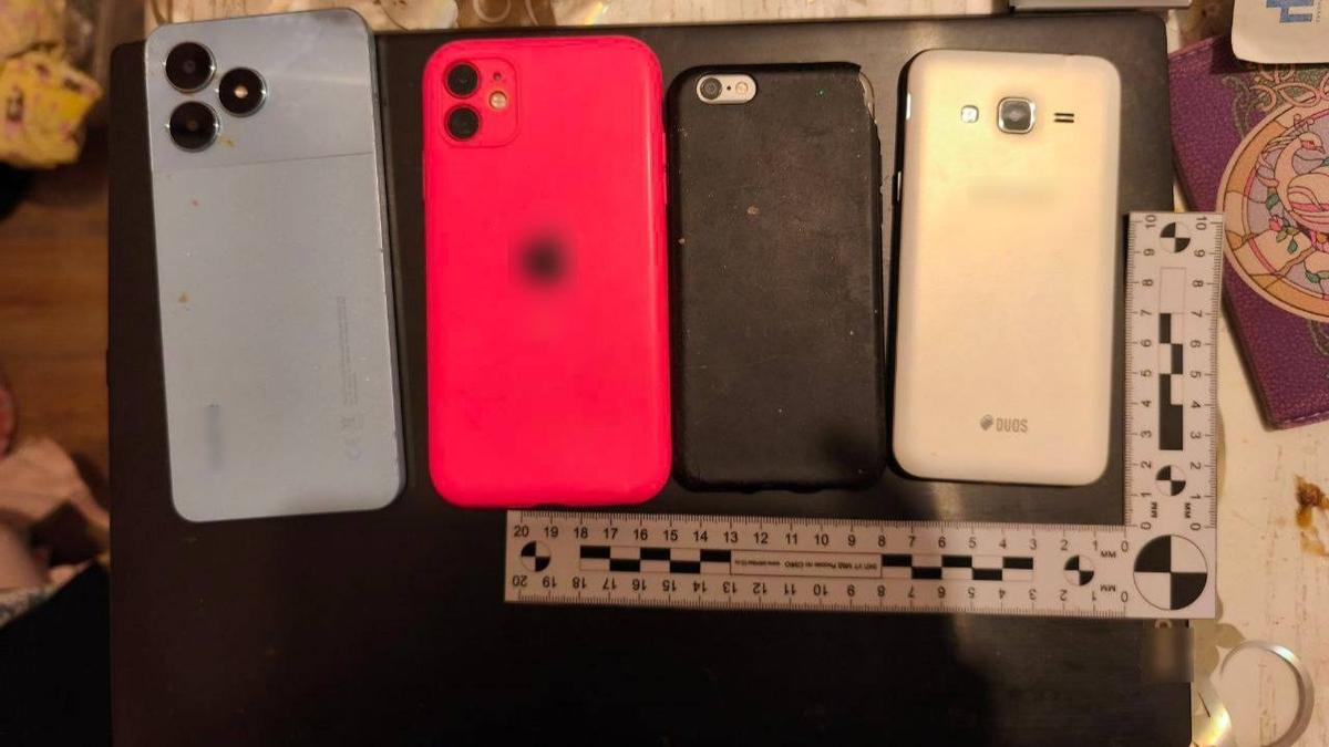 Изъятые при обыске смартфоны. Фото: транспортная полиция по СЗФО