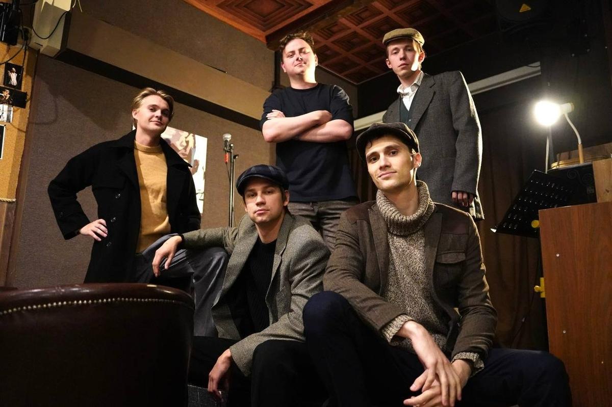 Актёры спекталя «Иллюзия счастья» вместе со вторым режиссёром Владимиром Чулханцевым. Фото: Павел Борисенко / MR7