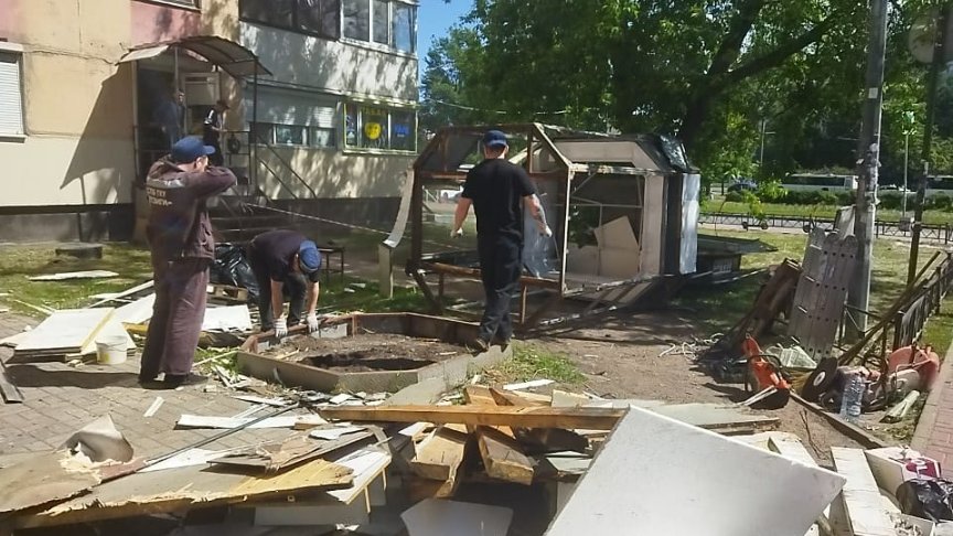 С начала недели в восьми районах Петербурга снесли 17 незаконно установленных павильонов