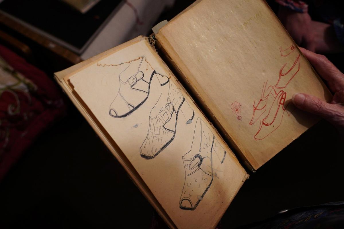 Модели в альбоме Валентины Левановой. Фото: Павел Борисенко / MR7