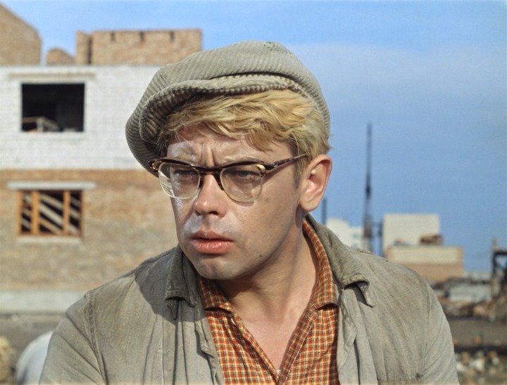 Александр Демьяненко в своей самой известной роли «Шурика». Кадр из фильма «Операция "Ы" и другие приключения Шурика». 1965 год.