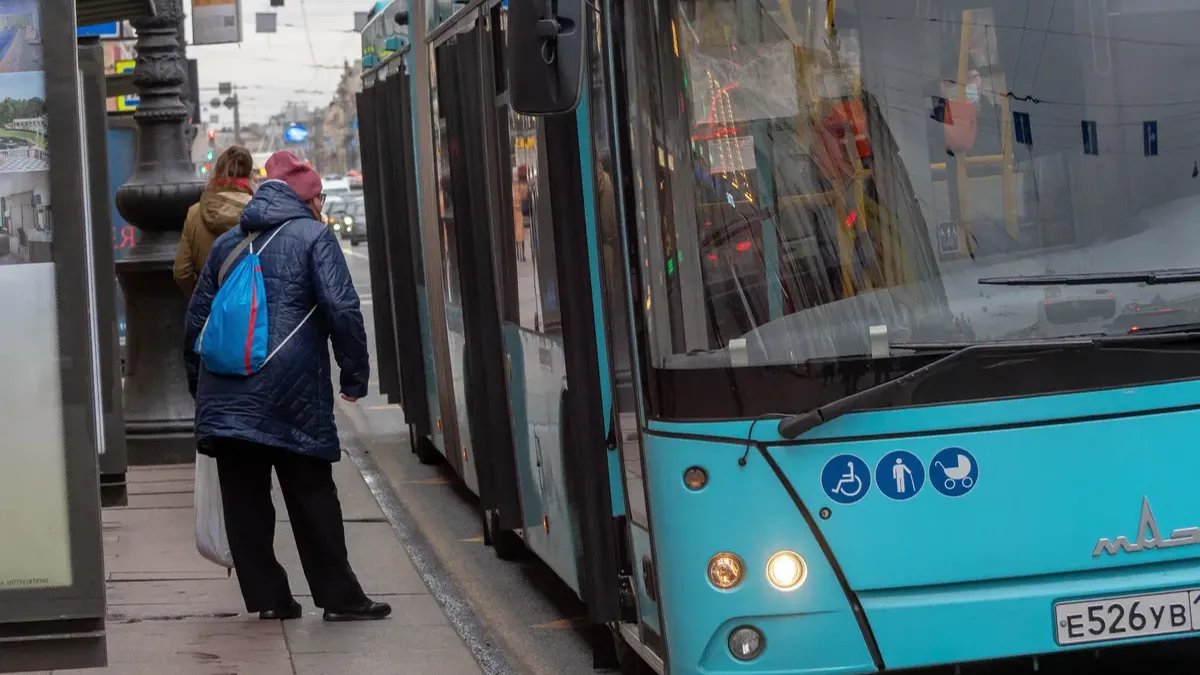 Дополнительные автобусы запустили на маршрут, связывающий Приморский район с Петроградским и Центральным