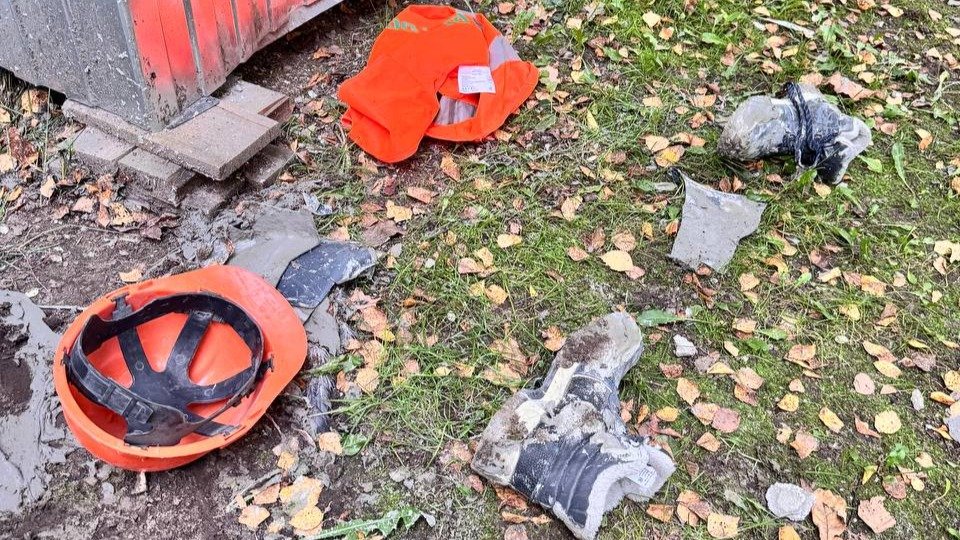 Сорвавшийся со строительных лесов рабочий попал в реанимацию