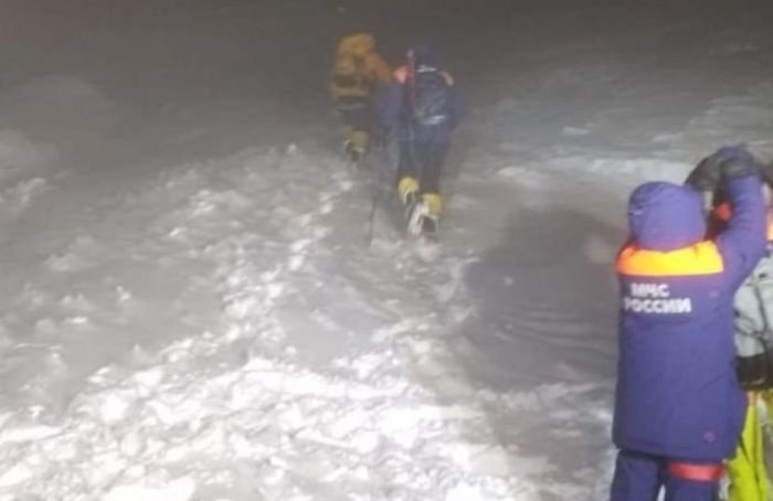 Спасатели всю ночь искали пропавшего на Эльбрусе петербуржца