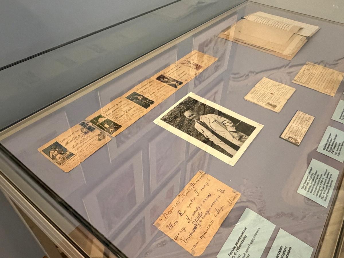 Экспозиция с архивными материалами об истории интерната в фойе Эрмитажного театра. Фото: MR7