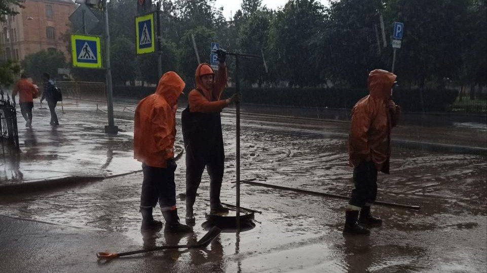 Подтопление на углу Греческого проспекта и улицы Некрасова. Фото: ГУП «Водоканал Санкт-Петербурга»