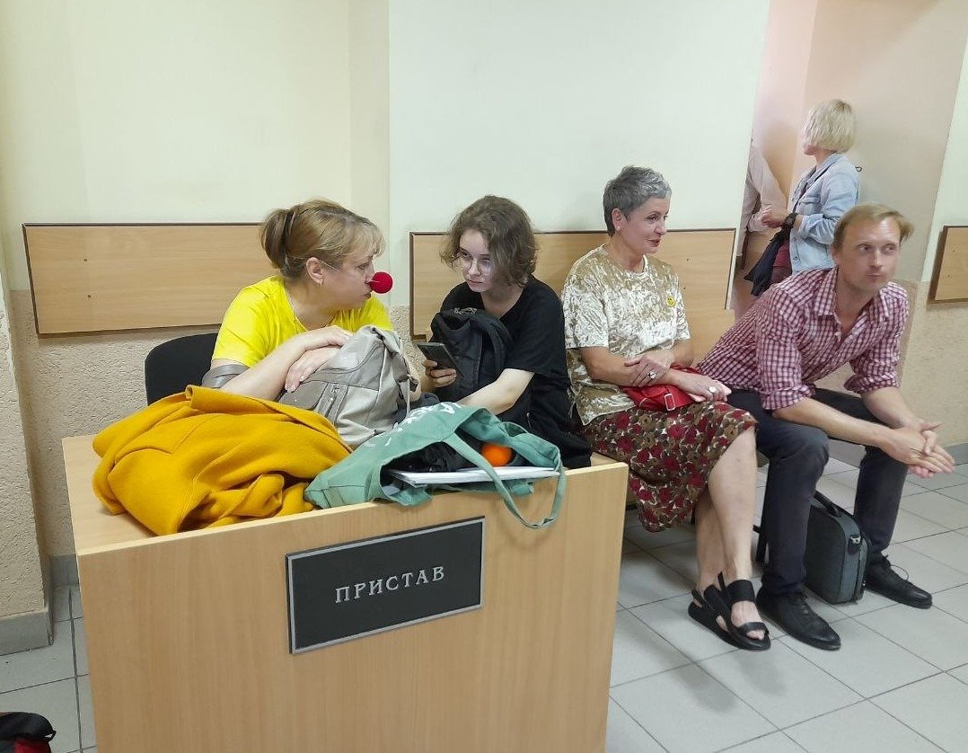Слушатели во время перерыва в коридоре суда. Фото: Анна Мотовилова / MR7