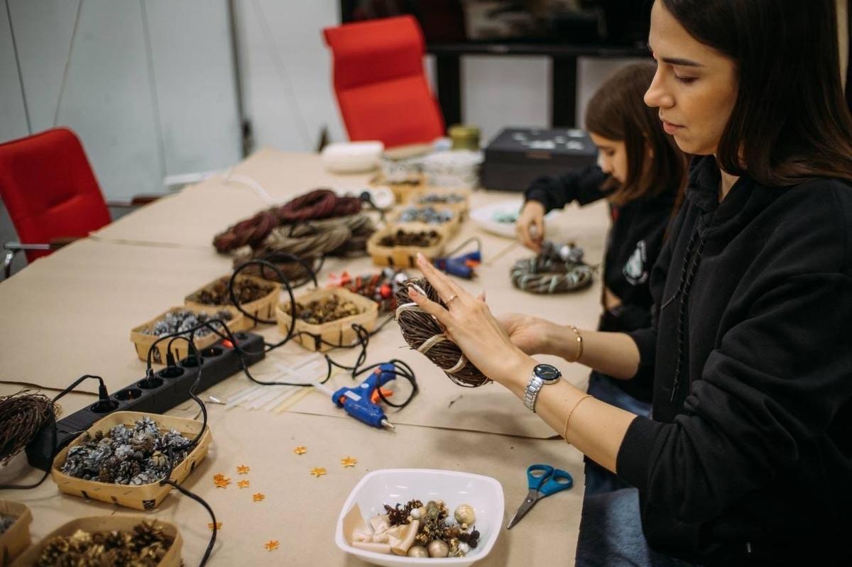 Мастера вместе с гостями создают венки ручной работы. Фото: соцсети «Петербургской ярмарки»