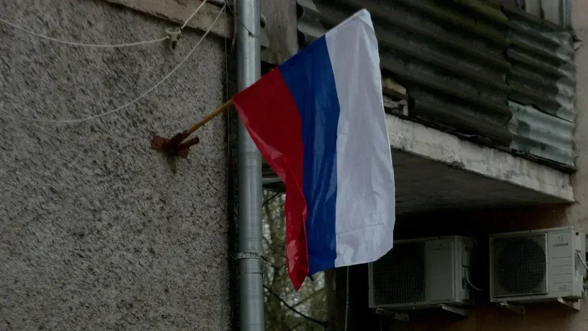 Похитившего два флага с фасада дома в Ломоносове разыскивает полиция