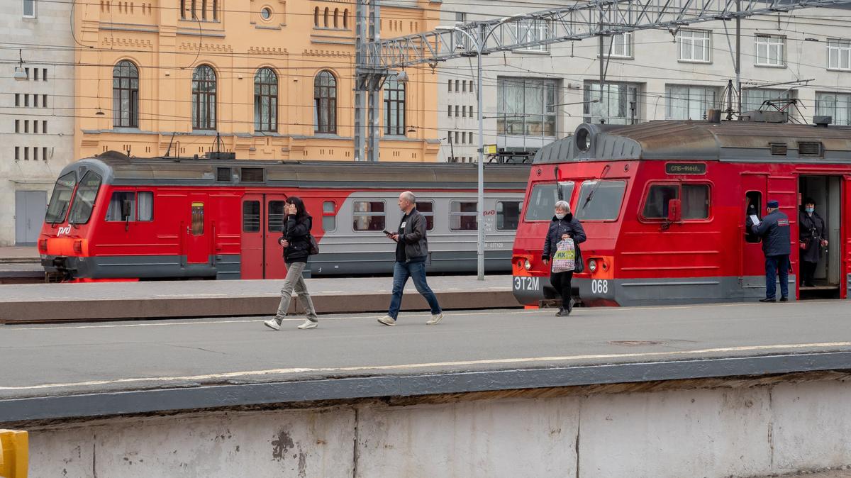 Молодой человек попал под электричку на станции Яхтенная