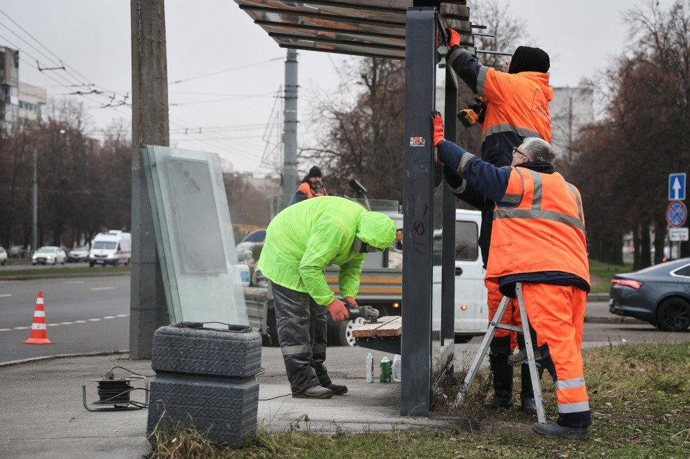 Отмывание остановки 4 декабря. Фото: комитет по благоустройству