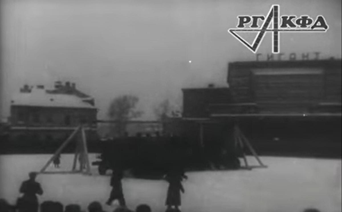 Публичная казнь немецких военных на площади Калинина. На фоне — здание кинотеатра «Гигант» и дом, который не сохранился до наших дней. Кадр из фильма «Приговор народа» (1946 год) / Российский государственный архив кинофотофонодокументов