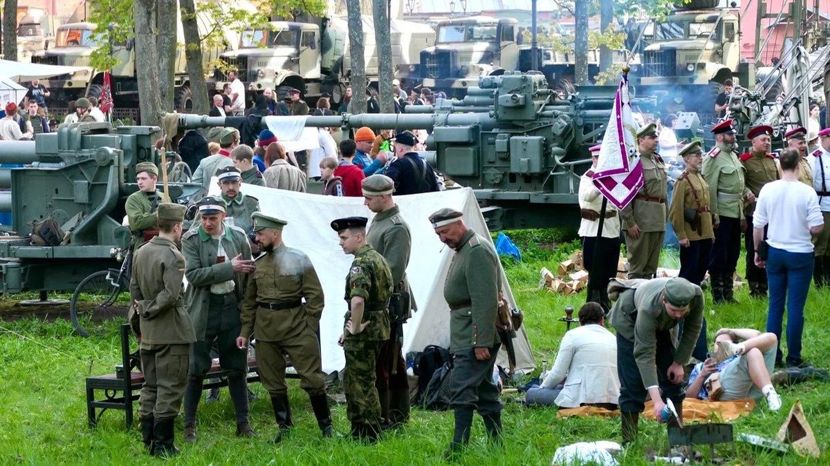 Сбежавший с бала Пушкин и трофейная техника со СВО — как в Петербурге прошла «Ночь музеев»