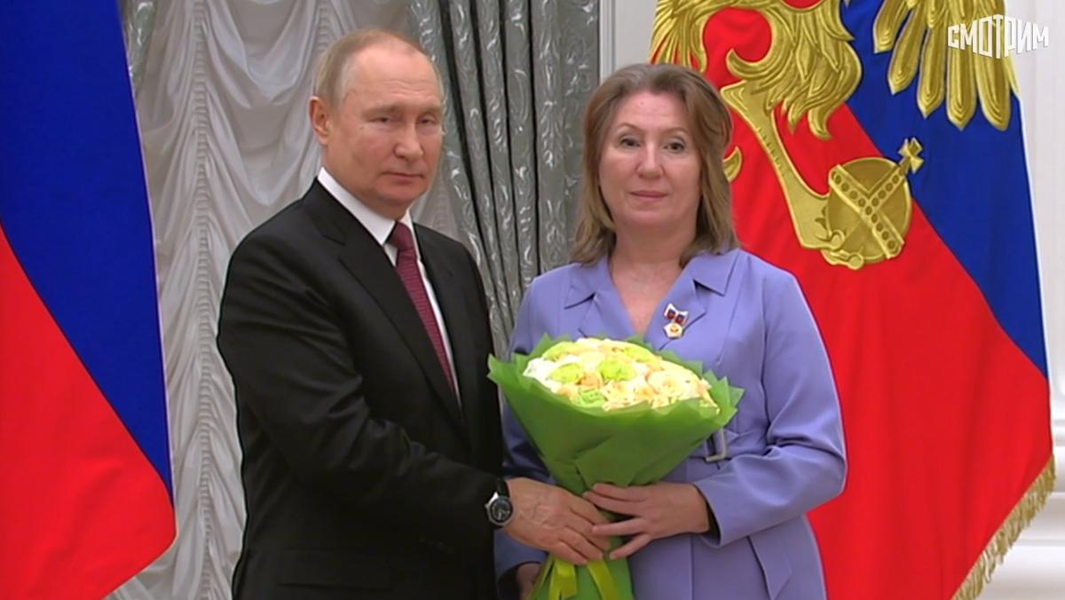 Владимир Путин и Ирина Скрипко. Скриншот с трансляции телеканала «Вести»