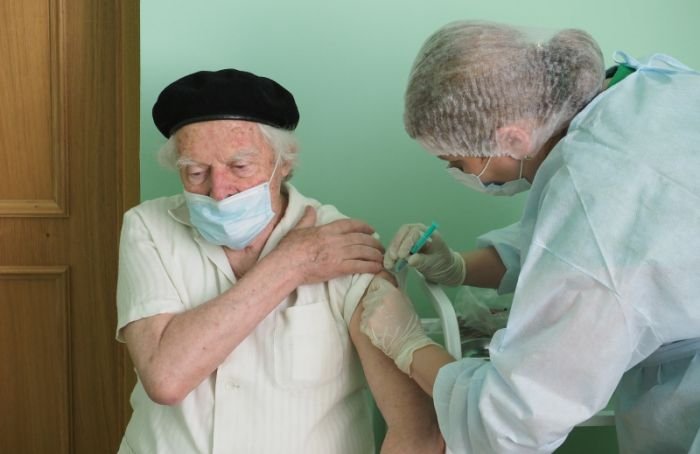 Роспотребнадзор дал рекомендации по вакцинации от ковида для пожилых петербуржцев