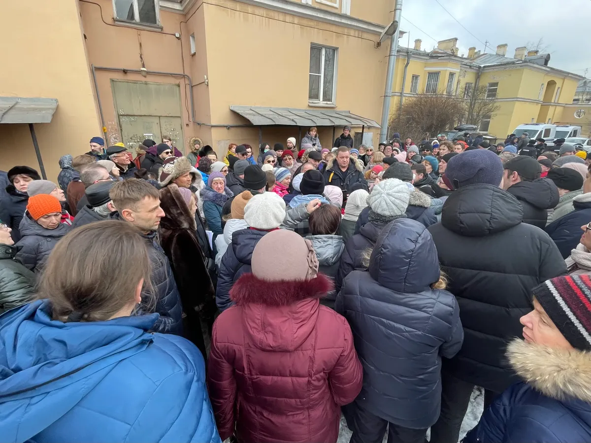 Жители Нарвской заставы провели самую массовую сходку. На 120 противников  пришлось около 30 сторонников реновации и полтора десятка полицейских. —  Новости Санкт-Петербурга › МР7.ру